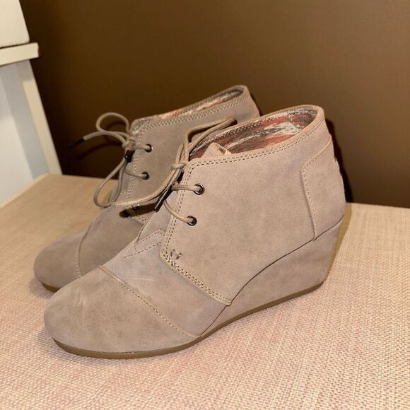 TOMS Womens Desert Shoe Wedge Heel Taupe Suede Size 9.5 EUC - Picture 1 of 11